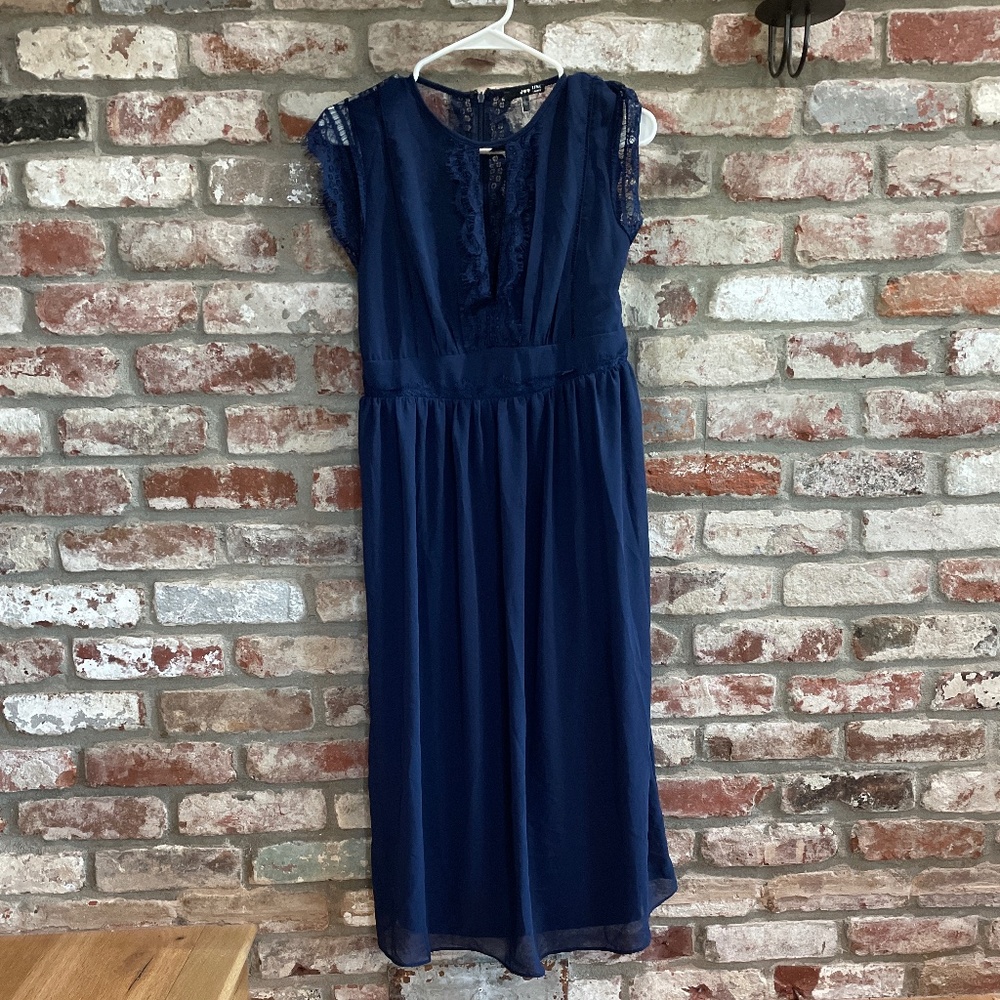 Maternity dress, lace detail